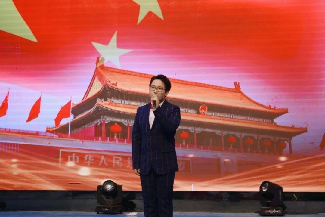老婆年薪好几百万，老公要不要当全职爸爸？游戏画面