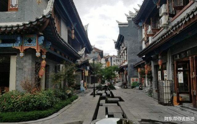 消防员演习结束后,遭“小孩姐们”围住塞水,太暖心了!