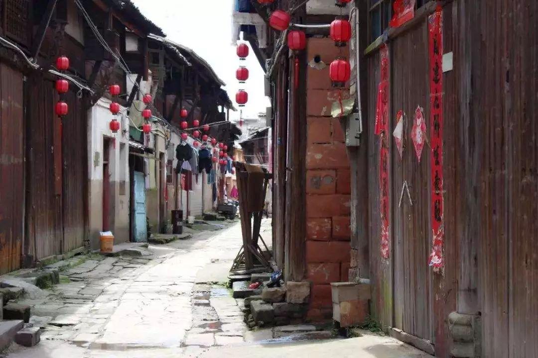 东汉王朝与北边匈奴的冲突，引发了东北边的边患和西域诸国的入侵
